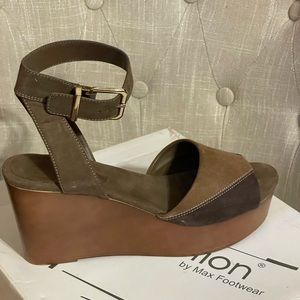 9.0 wedge sandal very comfortable